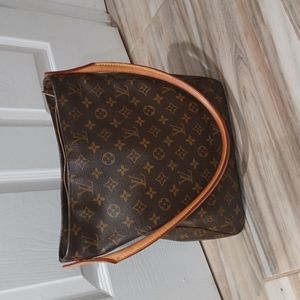 Authentic Louis Vuitton Looping GM monogram shoulder bag.